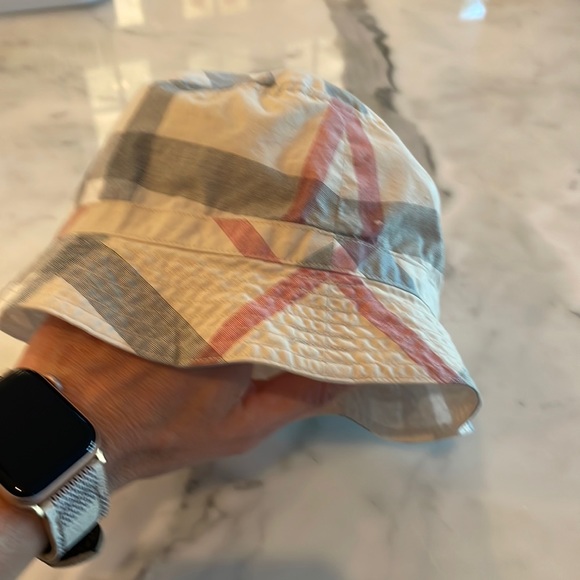 Burberry bucket hat super cute fit my daughter 9months to 24months